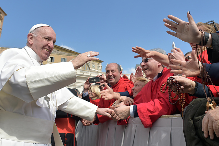 Il Papa Francesco con i confratelli